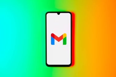 Prag, Çek Cumhuriyeti - 720 2024: Google Gmail logosunu gösteren akıllı telefon.