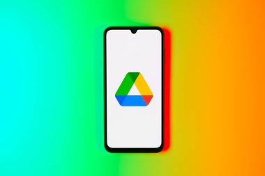Prag, Çek Cumhuriyeti - 723 2024: Google Drive logosunu gösteren akıllı telefon