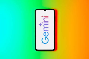 Prag, Çek: Logo gemini ile izole edilmiş arka planda modern akıllı telefon