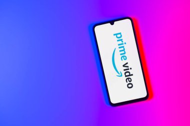 Prag, Çek Cumhuriyeti - 10 21 2024: Prime Video logosunu gösteren akıllı telefon.