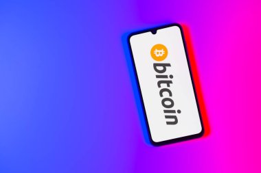 Prag, Çek Cumhuriyeti - 10 21 2024: Bitcoin logosunu gösteren akıllı telefon.