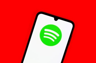 Prag, Çek: İzole edilmiş arkaplanda logo sporlaştırmalı modern akıllı telefon