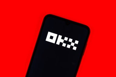Prag, Çek: Okx logosuyla izole edilmiş arka planda modern akıllı telefon aygıtı  