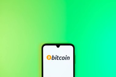 Prag, Çek: Logo bitcoin ile izole edilmiş arka planda modern akıllı telefon 