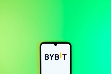 Prag, Çek: Logo by biti ile izole edilmiş arka planda modern akıllı telefon