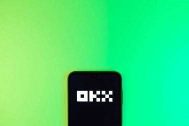 Prag, Çek: Okx logosuyla izole edilmiş arka planda modern akıllı telefon aygıtı  