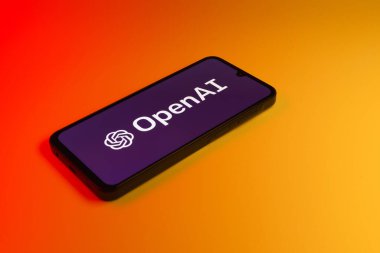 Prag, Çek: Logo openai ile izole edilmiş arka planda modern akıllı telefon