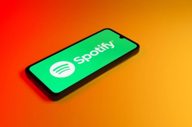 Prag, Çek: İzole edilmiş arkaplanda logo sporlaştırmalı modern akıllı telefon