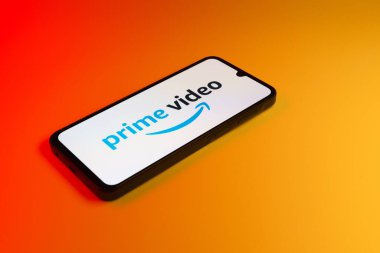 Prag, Çek: Logo asal video ile izole edilmiş arka planda modern akıllı telefon 