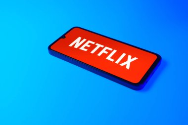 Prag, Çek Cumhuriyeti - 10 21 2024: Netflix logosunu gösteren akıllı telefon.