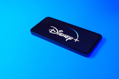 Prag, Çek: Logo Disney ile izole edilmiş arka planda modern akıllı telefon 