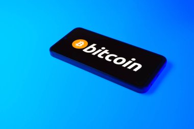 Prag, Çek: Logo bitcoin ile izole edilmiş arka planda modern akıllı telefon 