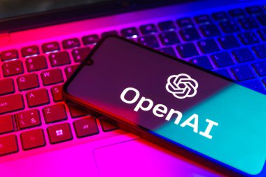 Prag, Çek: Laptop bilgisayarında openai logosu olan modern akıllı telefon