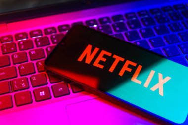 Prag, Çek: Laptop bilgisayarında netflix logosu olan modern akıllı telefon
