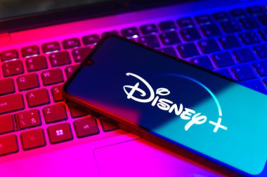 Prag, Çek: Bilgisayarında Disney + logosu olan modern akıllı telefon