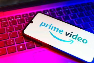 Prag, Çek: Laptop bilgisayarında asal video logosu olan modern akıllı telefon