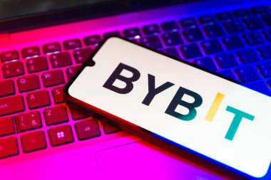 Prag, Çek: Laptop bilgisayarında bybit logosu olan modern akıllı telefon