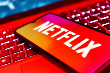 Prag, Çek: Laptop bilgisayarında netflix logosu olan modern akıllı telefon