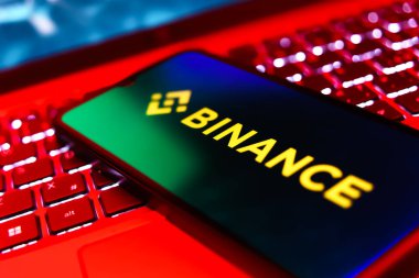 Prag, Çek: Laptop bilgisayarında binance logosu olan modern akıllı telefon