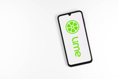 Prag, Çek: Logo kireci ile izole edilmiş arka planda modern akıllı telefon