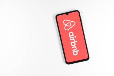 Prag, Çek: Logo airbnb ile izole edilmiş arka planda modern akıllı telefon 