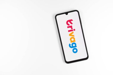 Prag, Çek: Logo trivago ile izole edilmiş arka planda modern akıllı telefon