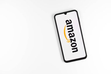Prag, Çek: Logo amazonu ile izole edilmiş arka planda modern akıllı telefon 