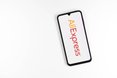 Prag, Çek: Logo aliexpress ile izole edilmiş arka planda modern akıllı telefon