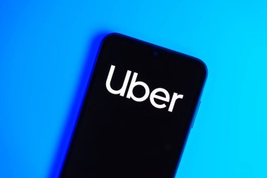 Prag, Çek: Logo Uber ile izole edilmiş arka planda modern akıllı telefon  