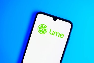 Prag, Çek: Logo kireci ile izole edilmiş arka planda modern akıllı telefon   