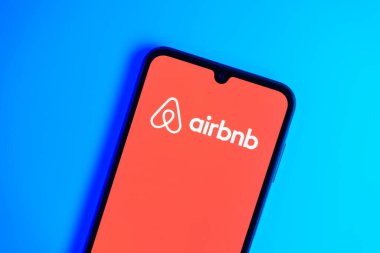 Prag, Çek: Logo airbnb ile izole edilmiş arka planda modern akıllı telefon