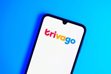 Prag, Çek: Logo trivago ile izole edilmiş arka planda modern akıllı telefon