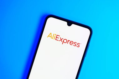 Prag, Çek: Logo aliexpress ile izole edilmiş arka planda modern akıllı telefon