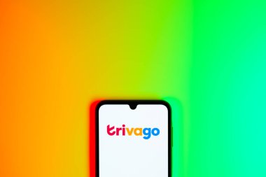 Prag, Çek: Logo trivago ile izole edilmiş arka planda modern akıllı telefon