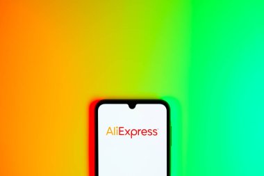 Prag, Çek: Logo aliexpress ile izole edilmiş arka planda modern akıllı telefon 