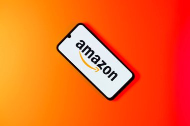 Prag, Çek: Logo amazonu ile izole edilmiş arka planda modern akıllı telefon 