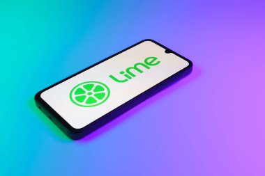 Prag, Çek: Logo kireci ile izole edilmiş arka planda modern akıllı telefon