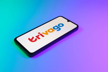 Prag, Çek: Logo trivago ile izole edilmiş arka planda modern akıllı telefon