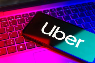 Prag, Çek Cumhuriyeti - 10 21 2024: Uber logosunu gösteren akıllı telefon.