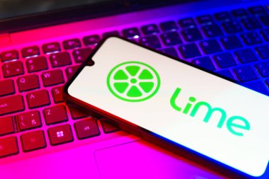 Prag, Çek: Laptop bilgisayarında limon logosu olan modern akıllı telefon