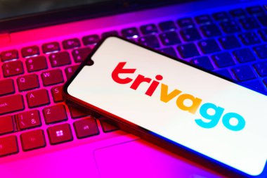 Prag, Çek: Dizüstü bilgisayarında trivago logosu olan modern akıllı telefon