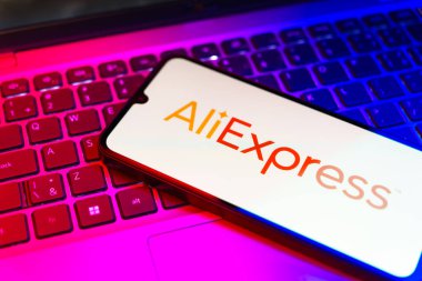 Prag, Çek: Dizüstü bilgisayarında aliexpress logosu olan modern akıllı telefon