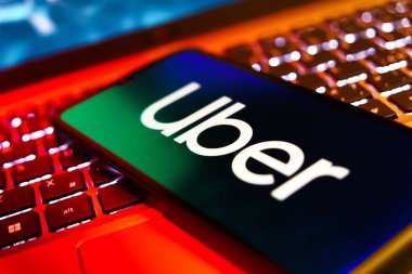 Prag, Çek: Laptop bilgisayarında süper logosu olan modern akıllı telefon