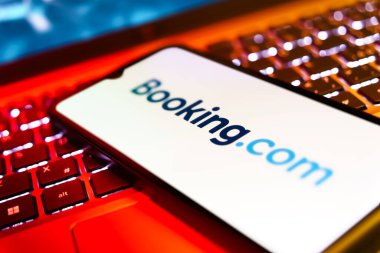 Prag, Çek: Laptop bilgisayarında Booing.com logosu olan modern akıllı telefon