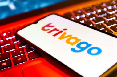 Prag, Çek: Dizüstü bilgisayarında trivago logosu olan modern akıllı telefon