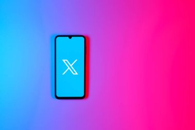 Prag, Çek Cumhuriyeti - 720 2024: Sosyal ağ X logosunu gösteren akıllı telefon.