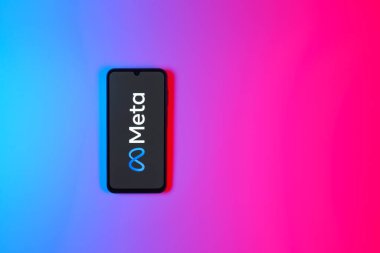 Prag, Çek: Logo meta ile izole edilmiş arka planda modern akıllı telefon