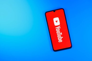 Prag, Çek: Logo youtube ile izole edilmiş arka planda modern akıllı telefon