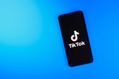 Prag, Çek: Logo tik tok ile izole edilmiş arka planda modern akıllı telefon 