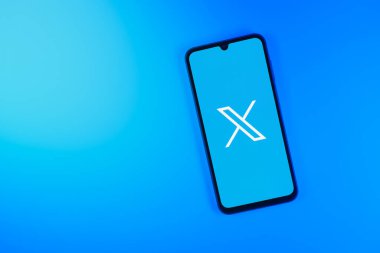 Prag, Çek Cumhuriyeti - 720 2024: Sosyal ağ X logosunu gösteren akıllı telefon.